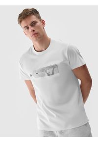 4f - T-shirt z nadrukiem regular męski - biały. Okazja: na co dzień. Kolor: biały. Materiał: dzianina, jersey. Wzór: nadruk. Styl: casual, klasyczny, sportowy