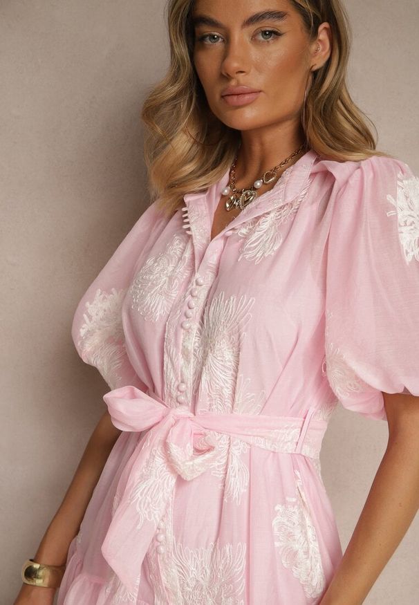 Renee - Różowa Sukienka Koszulowa z Bawełną Ozdobiona Paskiem i Haftami Lirine. Okazja: na co dzień. Kolor: różowy. Materiał: bawełna. Wzór: haft, aplikacja. Typ sukienki: koszulowe. Styl: casual, klasyczny