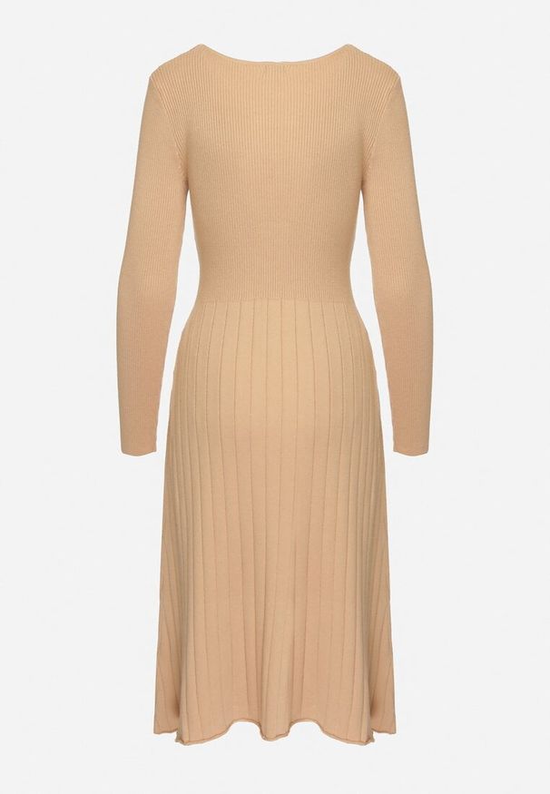 Born2be - Ciemnobeżowa Sweterkowa Sukienka z Wiskozą Ozdobiona Guzikami i Imitacją Kieszeni Izamines. Okazja: na co dzień. Kolor: brązowy. Materiał: wiskoza. Wzór: aplikacja. Typ sukienki: dopasowane, proste. Styl: klasyczny, casual, elegancki