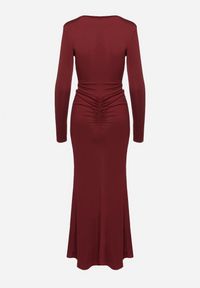 Born2be - Bordowa Wieczorowa Taliowana Sukienka Ozdobiona Marszczeniem i Metaliczną Aplikacją Emirella. Kolor: czerwony. Wzór: aplikacja. Typ sukienki: proste. Styl: wizytowy #5