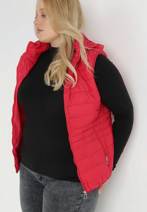 Born2be - Czerwona Kamizelka Pikowana Lass. Okazja: na co dzień. Kolekcja: plus size. Kolor: czerwony. Materiał: materiał. Długość rękawa: długi rękaw. Długość: długie. Styl: casual
