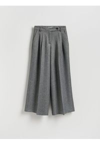 Reserved - Spodnie z zakładkami - ciemnoszary. Kolor: szary. Materiał: tkanina #1