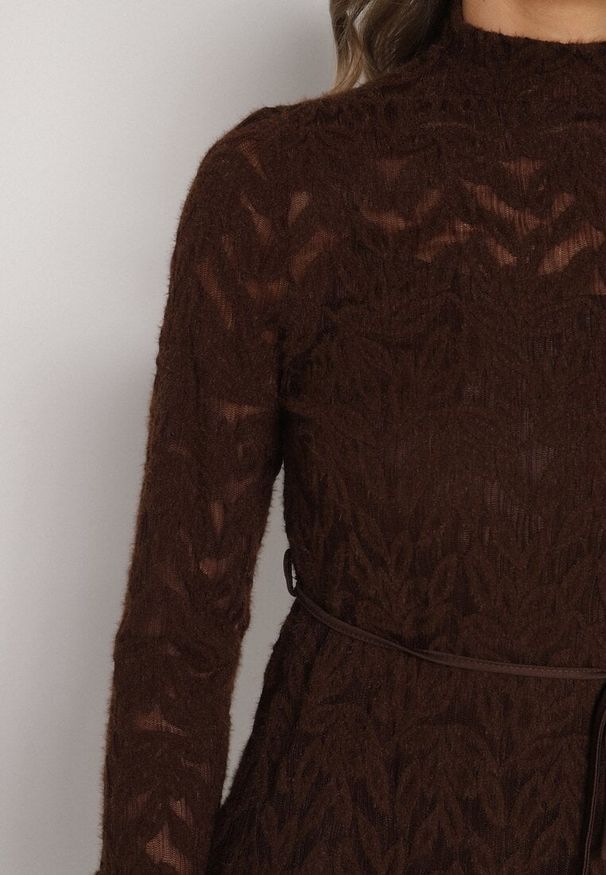 Born2be - Brązowa Koronkowa Sukienka z Wiązaniem Półgolfem i Falbankami Alnefera. Okazja: na co dzień. Typ kołnierza: kołnierz z falbankami. Kolor: brązowy. Materiał: koronka. Długość rękawa: na ramiączkach. Styl: klasyczny, casual