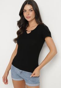 Born2be - Czarny Bawełniany T-shirt z Łańcuszkiem i Koronką Liraveira. Okazja: na co dzień. Typ kołnierza: okrągły. Kolor: czarny. Materiał: bawełna, koronka. Długość rękawa: krótki rękaw. Długość: krótkie. Wzór: koronka. Styl: klasyczny, elegancki, casual #3