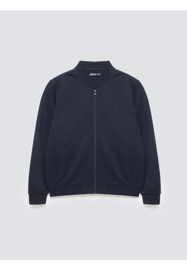 Big-Star - Bluza męska bomber granatowa Wladorb 403. Okazja: na spacer. Typ kołnierza: kołnierzyk stójkowy. Kolor: niebieski. Materiał: jeans, materiał, dzianina. Wzór: nadruk. Styl: sportowy, wizytowy