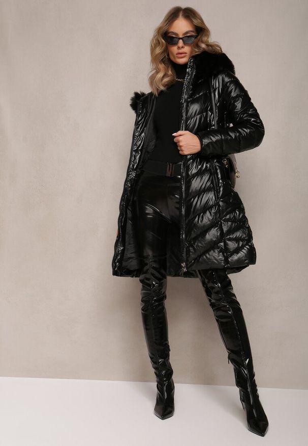 Renee - Czarna Pikowana Kurtka Metaliczna z Kapturem i Futerkiem Vivana. Okazja: na co dzień. Typ kołnierza: kaptur. Kolor: czarny. Materiał: futro. Długość rękawa: długi rękaw. Długość: długie. Wzór: aplikacja. Styl: elegancki, casual