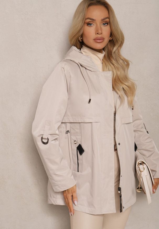 Renee - Jasnobeżowa Kurtka Typu Parka z Troczkami w Talii Kapturem i Kieszeniami Kaivara. Kolor: beżowy. Materiał: jeans. Styl: klasyczny