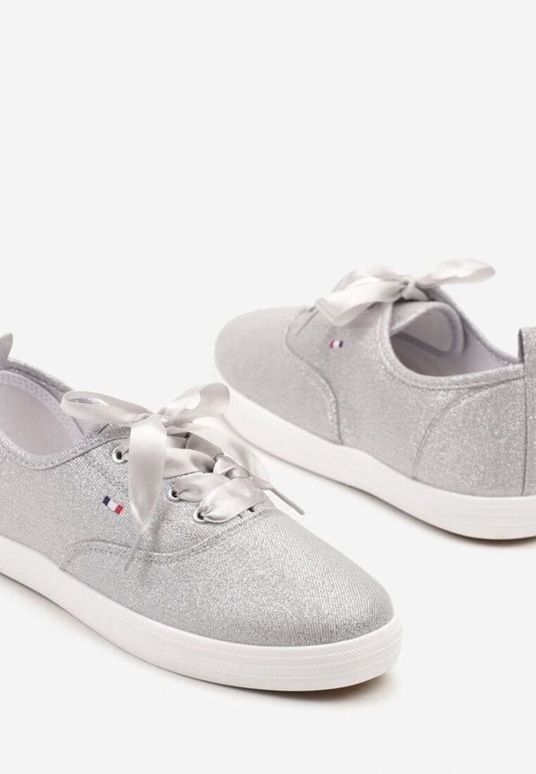 Born2be - Srebrne Tenisówki z Brokatem ze Sznurówkami Typu Wstążka Paldora. Okazja: na co dzień. Zapięcie: sznurówki. Kolor: srebrny. Materiał: jeans, skóra. Wzór: aplikacja. Styl: wizytowy, elegancki, casual