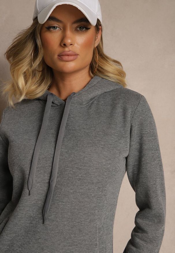 Renee - Ciemnoszara Bluza Tunika z Dodatkiem Bawełny Wykończona Sznurkami i Kapturem Mivithia. Okazja: na co dzień, na spacer. Typ kołnierza: kaptur, dekolt w kształcie V. Kolor: szary. Materiał: bawełna. Sezon: lato, wiosna. Styl: casual, elegancki