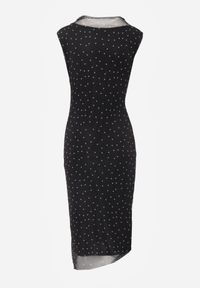 Born2be - Czarna Sukienka w Kropki z Dekoltem w Kształcie Łódki o Dopasowanym Fasonie Kallironis. Okazja: na spotkanie biznesowe, na co dzień. Typ kołnierza: dekolt w łódkę. Kolor: czarny. Materiał: materiał. Długość rękawa: bez rękawów. Wzór: kropki. Typ sukienki: proste, dopasowane. Styl: elegancki, biznesowy, casual #2