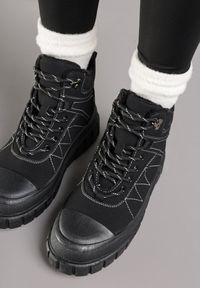 Born2be - Czarne Botki Trapery Vices na Grubej Tłoczonej Podeszwie z Przeszyciami Amarrise. Okazja: na co dzień. Kolor: czarny. Materiał: jeans. Styl: casual