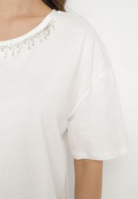 Born2be - Biały Bawełniany T-shirt Ozdobiony Cyrkoniami Fadelis. Okazja: na spotkanie biznesowe, na co dzień. Kolor: biały. Materiał: bawełna. Wzór: aplikacja. Styl: casual, elegancki, biznesowy #4