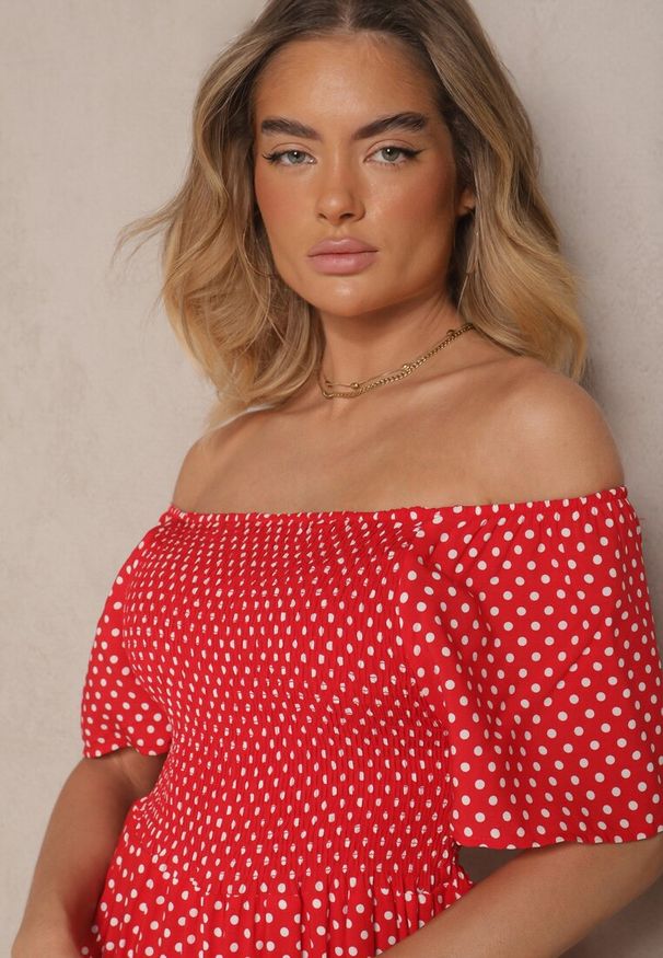 Renee - Czerwona Bawełniana Sukienka o Rozkloszowanym Kroju Zdobiona Printem w Groszki Lisanovia. Okazja: na co dzień. Kolor: czerwony. Materiał: bawełna. Długość rękawa: krótki rękaw. Wzór: nadruk, aplikacja, grochy. Typ sukienki: proste, rozkloszowane. Styl: casual, elegancki