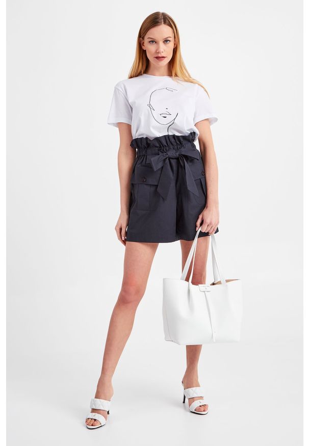 Emporio Armani - SPODENKI EMPORIO ARMANI. Stan: podwyższony. Długość: krótkie. Sezon: lato. Styl: rockowy, klasyczny