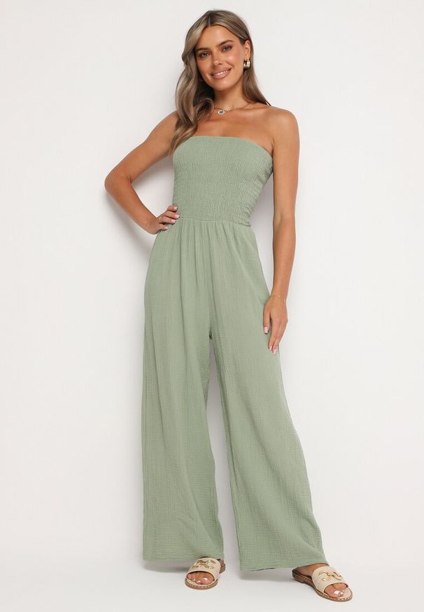 Born2be - Jasnozielony Bawełniany Taliowany Kombinezon Góra Bandeau Wykończona Gumkami Moranna. Okazja: na co dzień. Kolor: zielony. Materiał: bawełna. Sezon: lato. Styl: casual, klasyczny