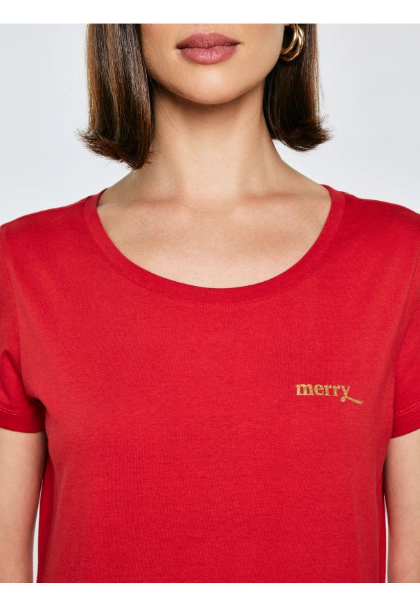 Big-Star - Koszulka damska z brokatowym nadrukiem czerwona Merra 603. Kolor: czerwony. Materiał: dzianina, materiał, skóra. Długość rękawa: krótki rękaw. Długość: krótkie. Wzór: nadruk. Sezon: zima. Styl: elegancki, klasyczny