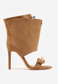 Renee - Ciemnobeżowe Sandały Typu Botki z Metalicznymi Klamrami Zaehlyss. Zapięcie: klamry. Kolor: beżowy. Materiał: skóra, lakier. Styl: rockowy, wizytowy #7