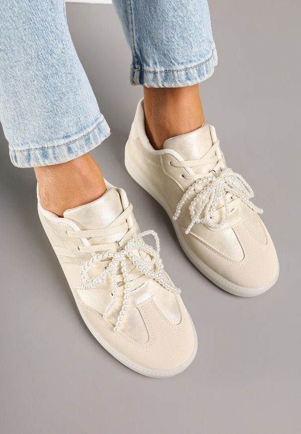 Renee - Beżowe Sneakersy Typu Kultowe Tenisówki ze Zdobieniem z Perłami Nalavia. Okazja: na co dzień. Kolor: beżowy. Materiał: jeans. Wzór: aplikacja