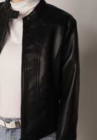 Born2be - Czarna Kurtka Ramoneska o Taliowanym Kroju ze Stójką Fezinia. Okazja: na co dzień. Typ kołnierza: kołnierzyk stójkowy. Kolor: czarny. Materiał: poliester, jeans. Styl: casual, elegancki #5