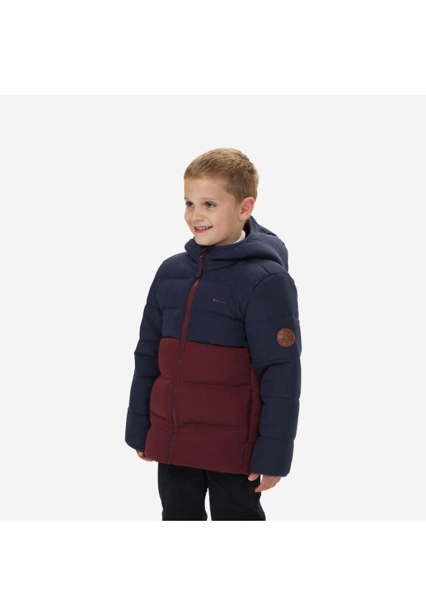 quechua - Kurtka turystyczna dla dzieci zimowa Quechua. Kolor: czerwony, niebieski, wielokolorowy. Materiał: poliester, polar, włókno, puch, materiał, syntetyk. Sezon: zima. Styl: sportowy