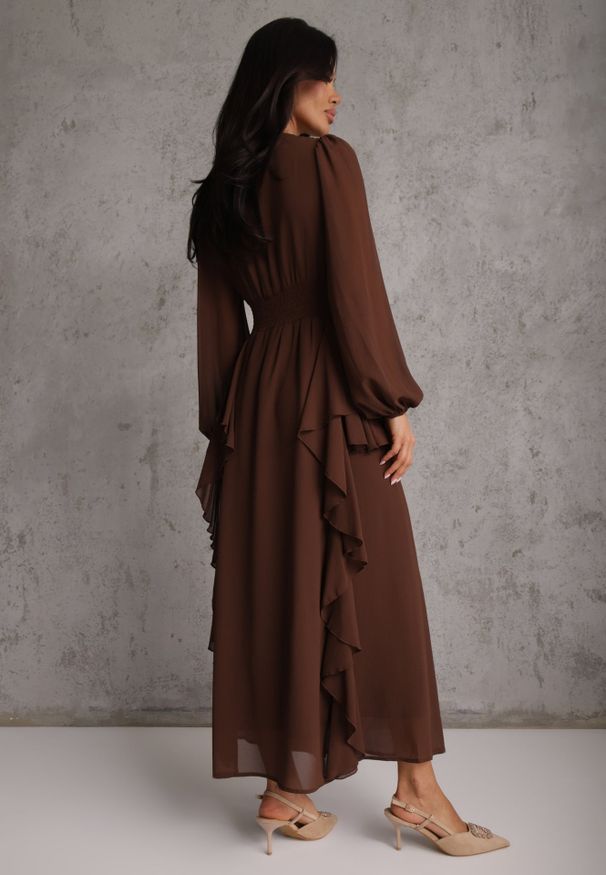 Renee - Brązowa Rustykalna Sukienka Wieczorowa z Falbanami i Marszczeniem w Talii Himereanes. Typ kołnierza: kołnierz z falbankami. Kolor: brązowy. Materiał: tkanina. Wzór: aplikacja, gładki. Typ sukienki: rozkloszowane. Styl: wizytowy