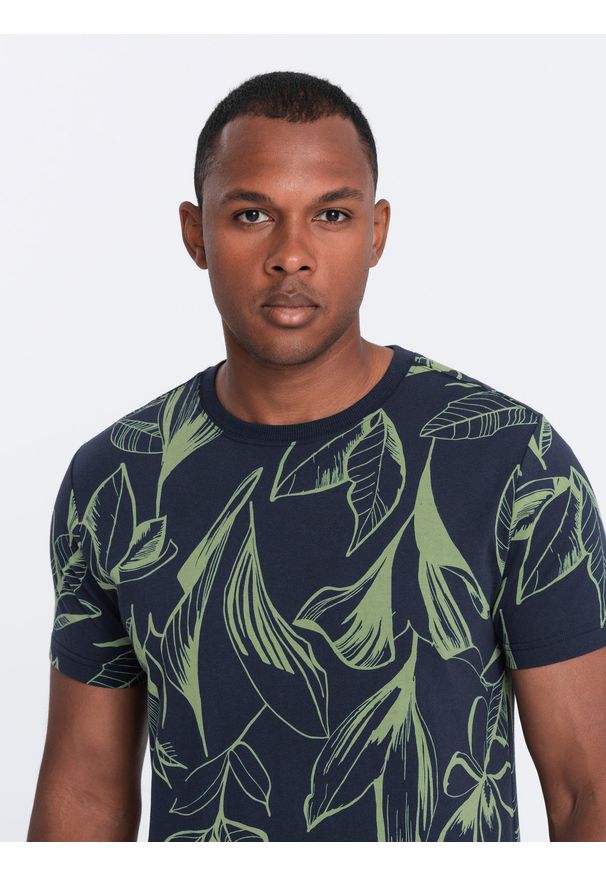Ombre Clothing - T-shirt męski fullprint w kontrastowe liście - granatowy V5. Okazja: na co dzień. Kolor: niebieski. Materiał: materiał, bawełna. Styl: casual