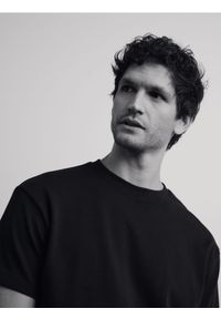 Reserved - Bawełniany t-shirt boxy - czarny. Kolor: czarny. Materiał: bawełna