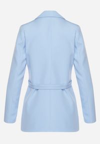 Born2be - Niebieska Marynarka Jednorzędowa z Ozdobnym Paskiem i Klapami Orianella. Okazja: do pracy, na spotkanie biznesowe. Kolor: niebieski. Materiał: jeans. Styl: elegancki, biznesowy #5