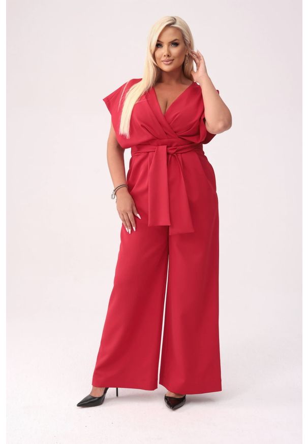 Moda Size Plus Iwanek - Elegancki czerwony kombinezon Valentina XXL OVERSIZE. Okazja: na imprezę. Stan: podwyższony. Kolor: czerwony. Materiał: tkanina, elastan, poliester. Długość: krótkie. Wzór: gładki. Styl: elegancki