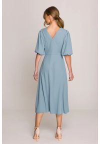 Stylove - Elegancka sukienka koktajlowa z bufiastymi rękawami błękitna. Okazja: na ślub cywilny, na imprezę, na wesele. Kolor: niebieski. Materiał: materiał, elastan. Długość rękawa: krótki rękaw. Sezon: lato. Typ sukienki: rozkloszowane. Styl: wizytowy, elegancki. Długość: midi #3