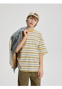 Reserved - T-shirt w paski - bursztynowy. Kolor: pomarańczowy. Materiał: dzianina, bawełna. Wzór: paski #1