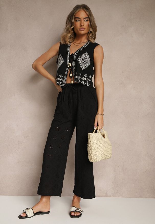 Renee - Czarne Spodnie High Waist z Bawełnianej Tkaniny Zdobionej Haftem Mevirona. Okazja: na co dzień. Stan: podwyższony. Kolor: czarny. Materiał: tkanina, bawełna. Wzór: haft, aplikacja. Styl: casual, elegancki