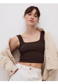 Reserved - Krótki top na ramiączkach - ciemnobrązowy. Kolor: brązowy. Materiał: dzianina. Długość rękawa: na ramiączkach. Długość: krótkie