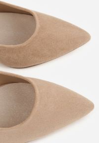 Renee - Ciemnobeżowe Czółenka na Słupku z Wkładką ze Skóry Naturalnej i Metaliczną Ozdobą Dynaste. Kolor: beżowy. Materiał: skóra. Wzór: aplikacja. Obcas: na słupku. Styl: elegancki #5