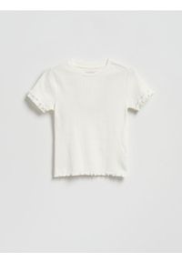 Reserved - Bawełniany t-shirt z falbankami - złamana biel. Typ kołnierza: kołnierz z falbankami. Materiał: bawełna