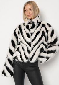 Born2be - Czarno-Biała Kurtka Typu Futerko w Paski Alinsse. Okazja: na studniówkę. Kolor: czarny. Materiał: futro. Wzór: paski #5