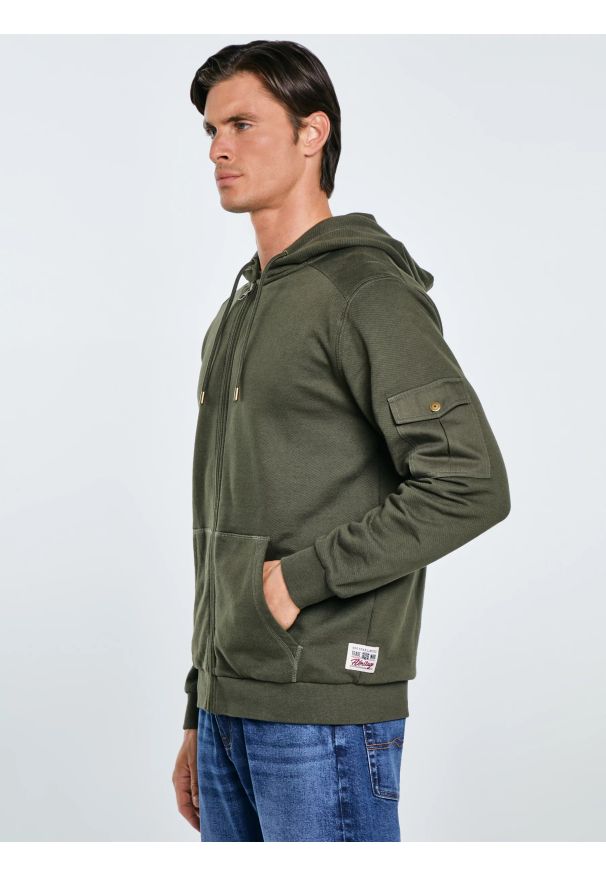Big-Star - Bluza męska rozpinana z kapturem khaki Jagmur 303. Okazja: na co dzień. Typ kołnierza: kaptur. Kolor: zielony. Materiał: dzianina. Wzór: ze splotem. Styl: klasyczny, sportowy, casual, elegancki