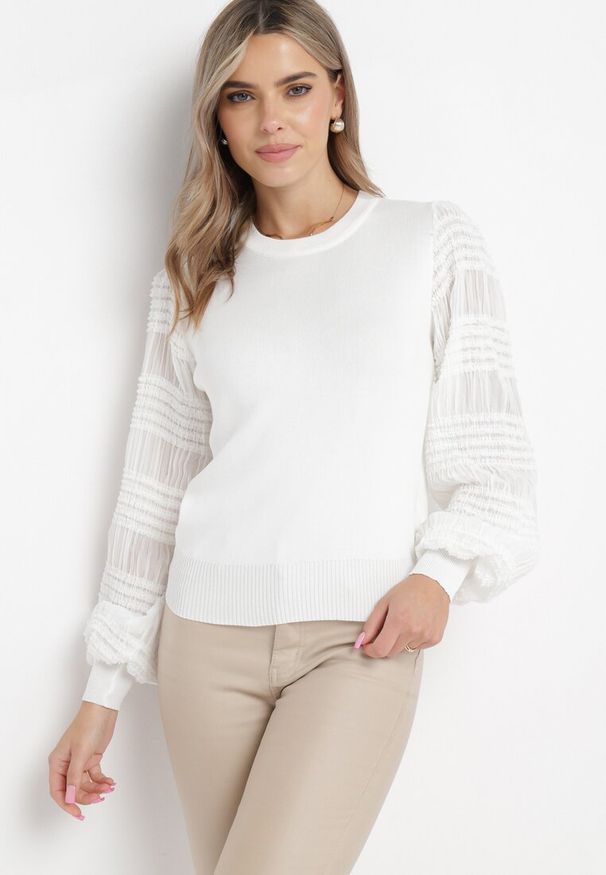 Born2be - Biała Bluzka z Bufiastymi Transparentnymi Rękawami Flimona. Okazja: na co dzień. Kolor: biały. Materiał: jeans, prążkowany, dzianina. Styl: elegancki, casual