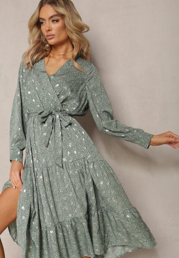 Renee - Zielona Sukienka Sundove. Kolor: zielony. Wzór: nadruk. Typ sukienki: kopertowe. Długość: midi