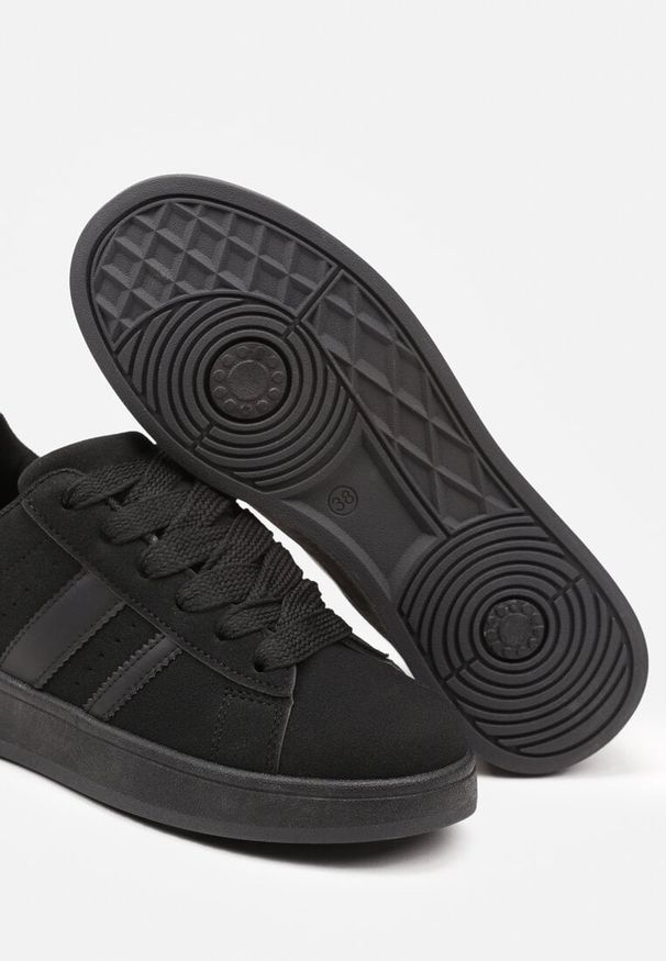 Born2be - Czarne Sneakersy z Ozdobnymi Naszywkami z Boku Galdexis. Okazja: na spacer, na co dzień. Kolor: czarny. Wzór: aplikacja. Sport: turystyka piesza