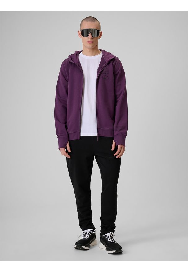 4f - 4F Bluza dresowa relaxed z kapturem męska - fioletowa S. Typ kołnierza: kaptur. Kolor: fioletowy. Materiał: dresówka. Wzór: nadruk. Styl: sportowy