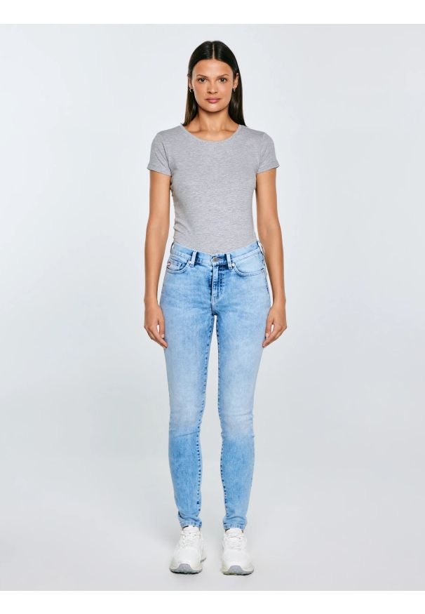 Big-Star - Jeansy damskie skinny marmurkowe jasnoniebieskie Adela 138. Kolor: niebieski. Styl: klasyczny, elegancki