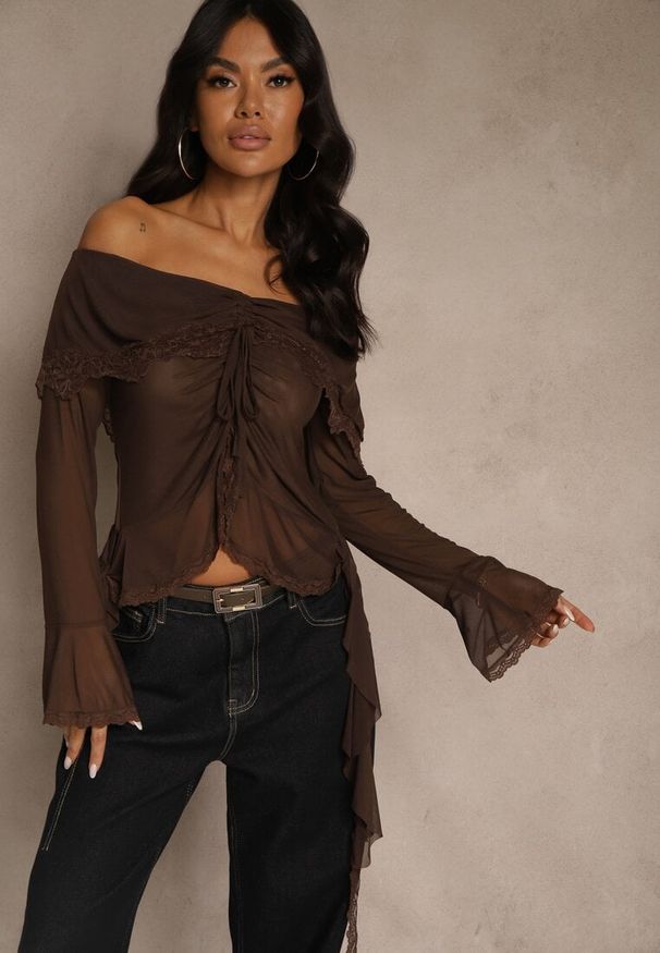 Renee - Brązowa Bluzka Off Shoulder z Falbankami z Siateczki z Bawełny i Wiskozy Fenisella. Typ kołnierza: kołnierz z falbankami. Kolor: brązowy. Materiał: bawełna, wiskoza. Styl: elegancki, glamour