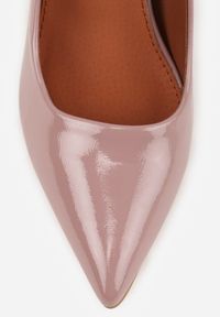 Renee - Ciemnoróżowe Szpilki Vices z Lakierowanym Połyskiem i Skórzaną Wkładką Irdlie. Okazja: na randkę, na spotkanie biznesowe, do pracy. Kolor: różowy. Materiał: skóra, lakier. Wzór: ażurowy. Obcas: na szpilce. Styl: biznesowy, elegancki, klasyczny. Wysokość obcasa: średni #4