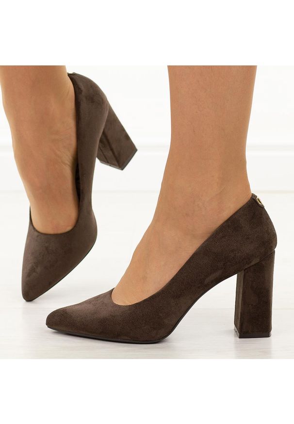 Czekoladowe czółenka damskie na słupku Sergio Leone Pb216. Okazja: na wesele, na spotkanie biznesowe, na ślub cywilny. Kolor: brązowy. Materiał: zamsz. Szerokość cholewki: normalna. Sezon: wiosna, jesień. Obcas: na słupku. Styl: elegancki, klasyczny, biznesowy