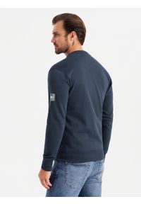 Ombre Clothing - Rozpinana bawełniana bluza męska dresowa bomberka – granatowa V4 - Rozmiar: L. Okazja: na co dzień. Kolor: niebieski. Materiał: dresówka, bawełna. Wzór: aplikacja. Styl: sportowy, casual, elegancki #3