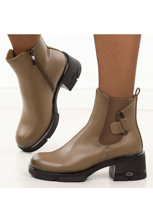 POTOCKI - Khaki botki damskie na obcasie Potocki 12698. Okazja: na co dzień. Nosek buta: okrągły. Kolor: brązowy. Szerokość cholewki: normalna. Materiał: skóra. Sezon: zima, jesień. Obcas: na obcasie. Styl: elegancki, casual, klasyczny, boho. Wysokość obcasa: niski