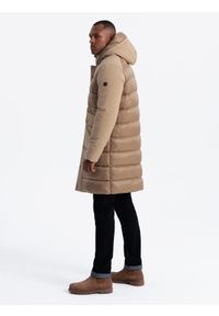 Ombre Clothing - Długa pikowana kurtka męska z dużymi kieszeniami – beżowa V2 - Rozmiar: XXL. Typ kołnierza: kaptur. Kolor: beżowy. Materiał: tkanina, poliester, materiał, syntetyk, nylon. Długość: długie. Wzór: gładki, aplikacja #7