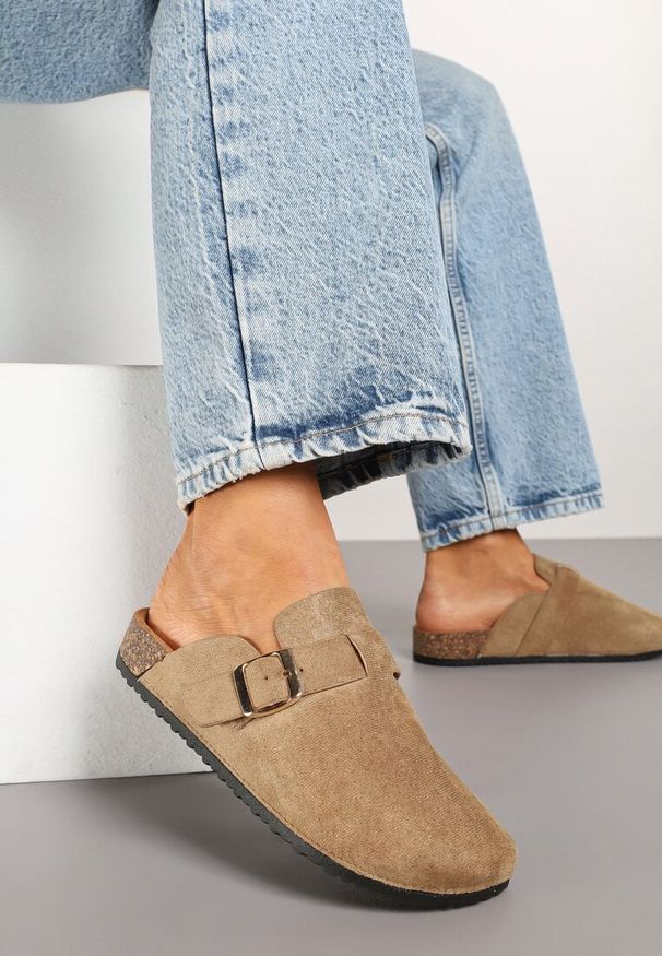 Born2be - Ciemnobeżowe Klapki z Ozdobnym Paskiem i Klamrą Calevelis. Nosek buta: okrągły. Kolor: beżowy. Materiał: jeans. Obcas: na obcasie. Styl: klasyczny, elegancki. Wysokość obcasa: średni