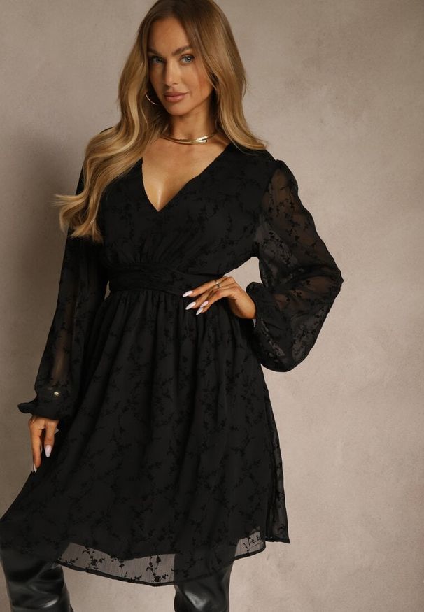 Renee - Czarna Siateczkowa Sukienka o Rozkloszowanym Kroju w Kwiaty Vidsella. Okazja: na co dzień. Typ kołnierza: dekolt w kształcie V. Kolekcja: plus size. Kolor: czarny. Materiał: poliester. Wzór: kwiaty. Typ sukienki: dla puszystych. Styl: casual